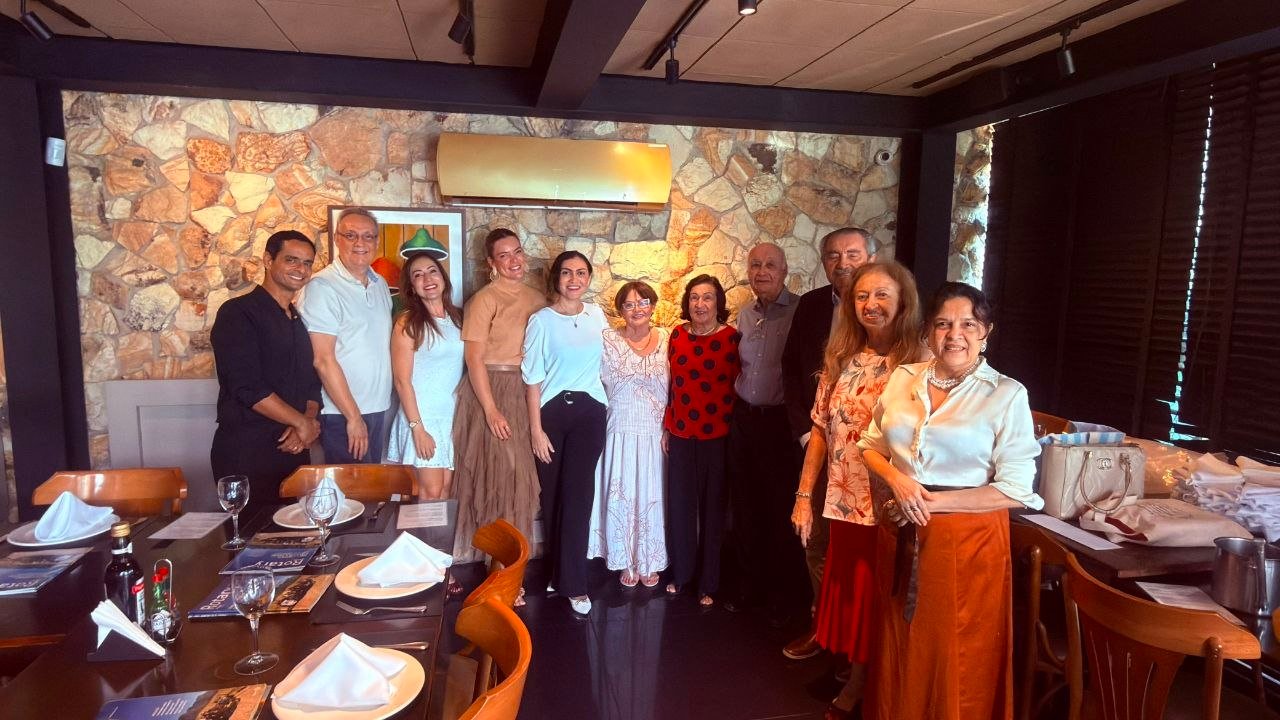 Companheiros do clube reunidos na posse da presidente Lourdes, agosto de 2026